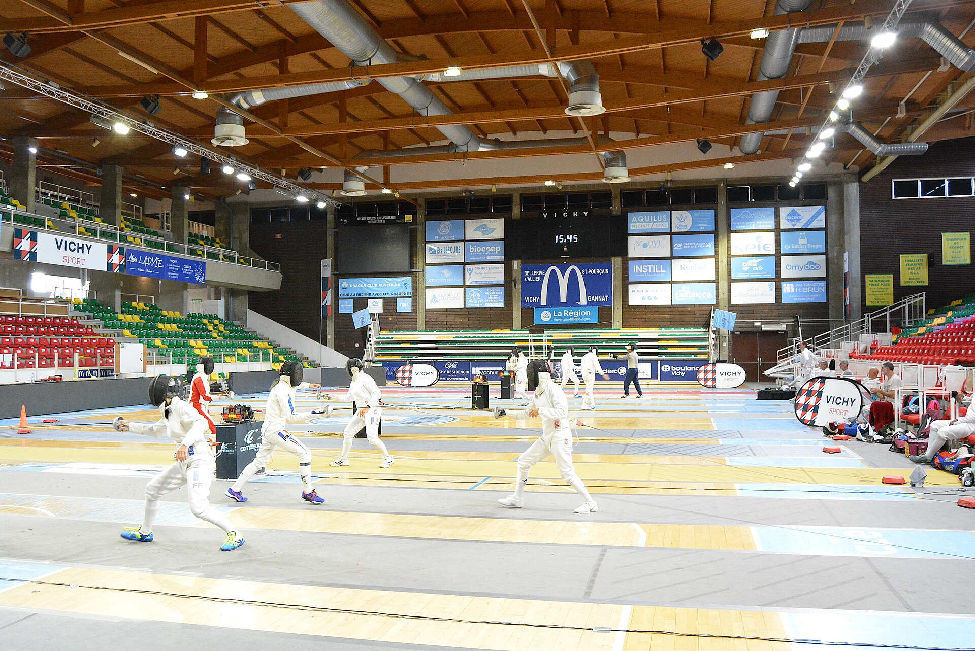 Intérieur du palais des sports Pierre-Coulon, ouvert au public à l'occasion des journées européennes du patrimoine, dans le parc omnisports Auvergne-Rhône-Alpes — Vichy, à Bellerive-sur-Allier (Allier, Auvergne-Rhône-Alpes, France). Le palais des sports accueille habituellement les matchs de la Jean