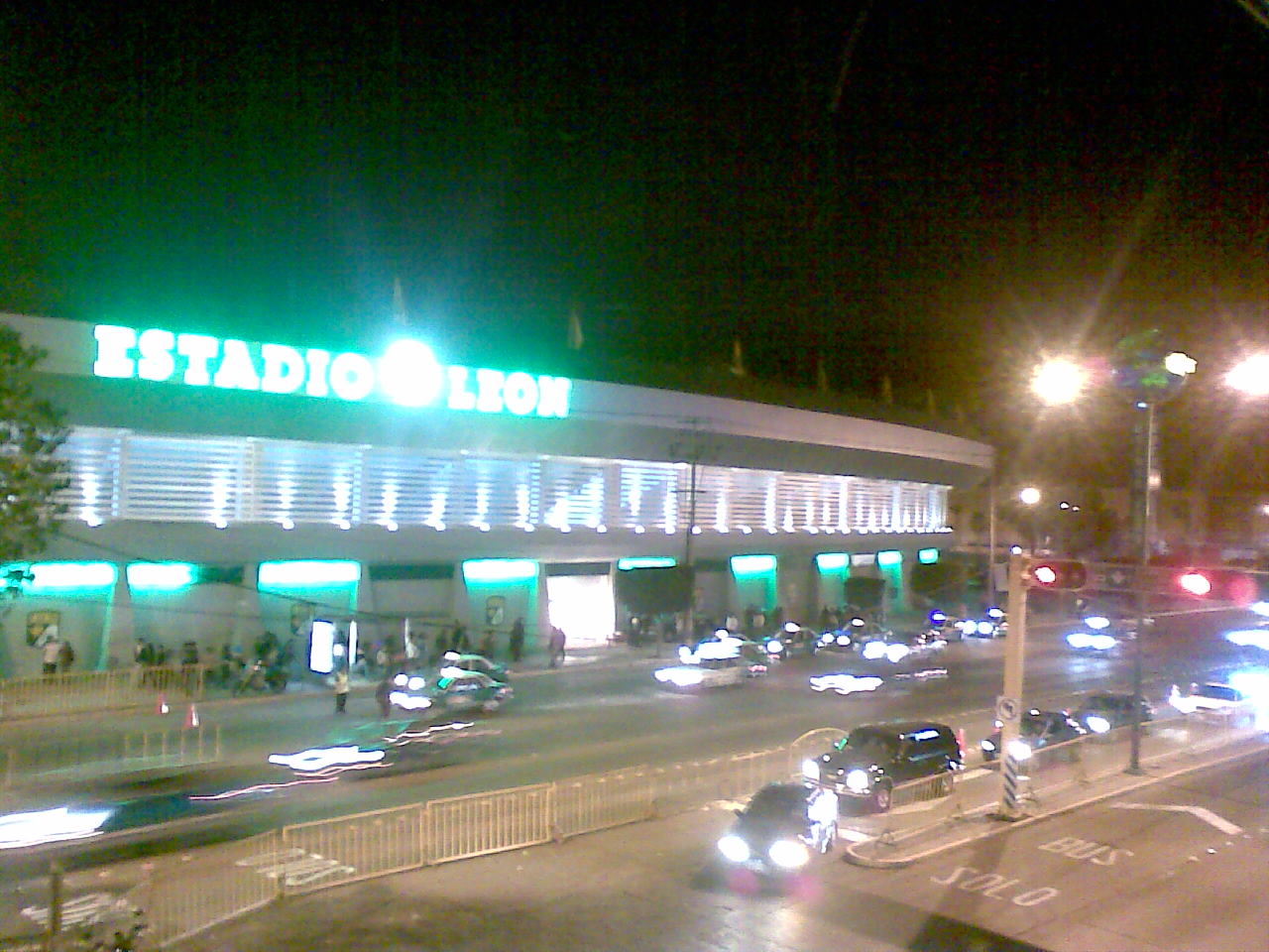 Vista nocturna del Estadio León, tomada desde puente peatonal que está frente a este.