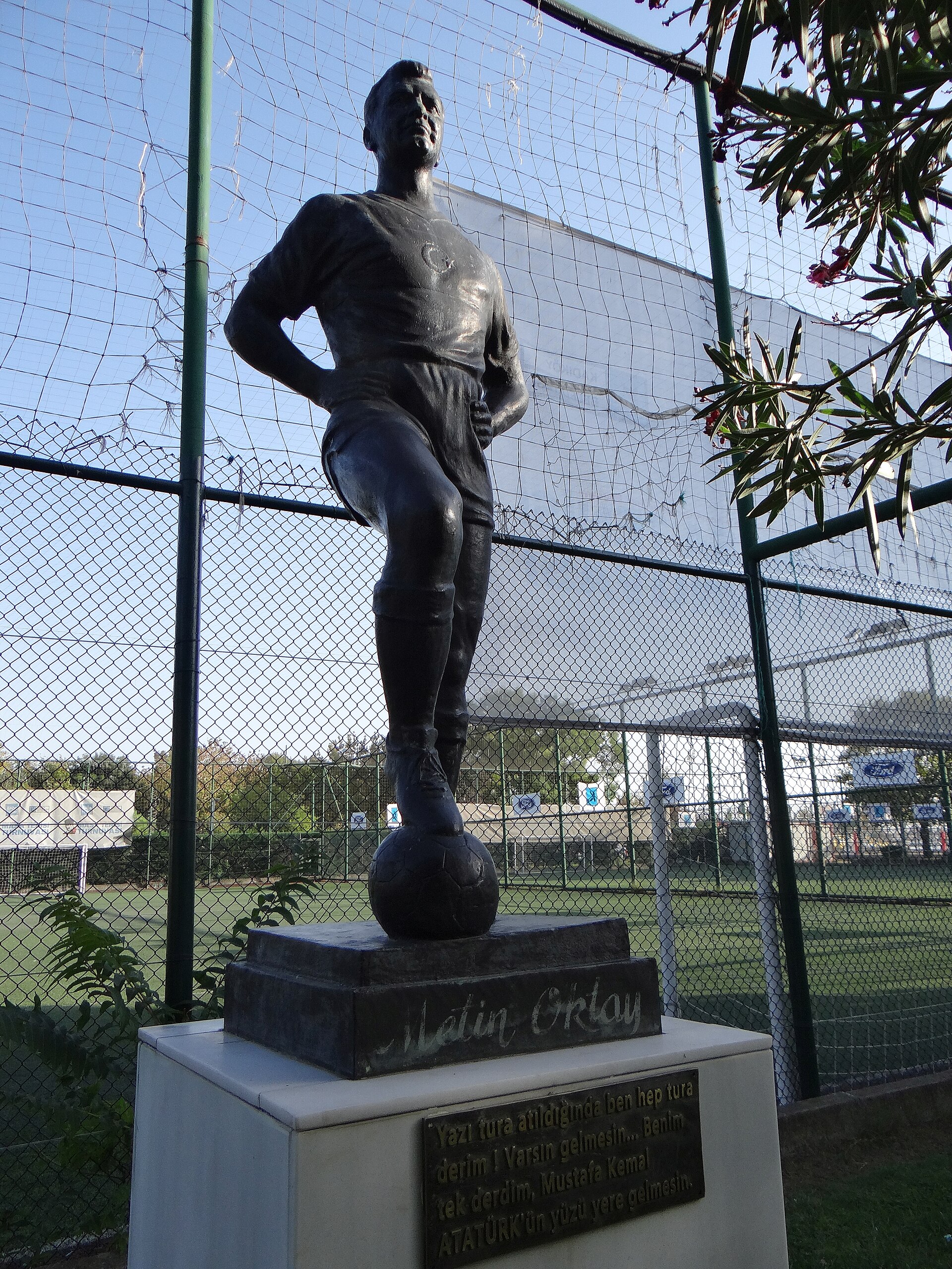 Kadıköy Kalamış Parkı'nda Metin Oktay heykeli