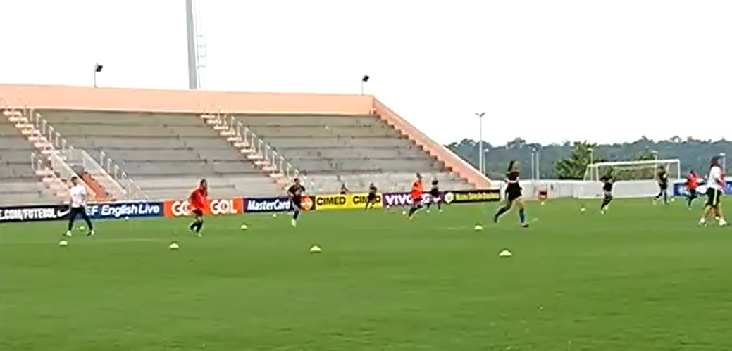 Seleção Brasileira feminina treinando no estádio Carlos Zamith em dezembro de 2016