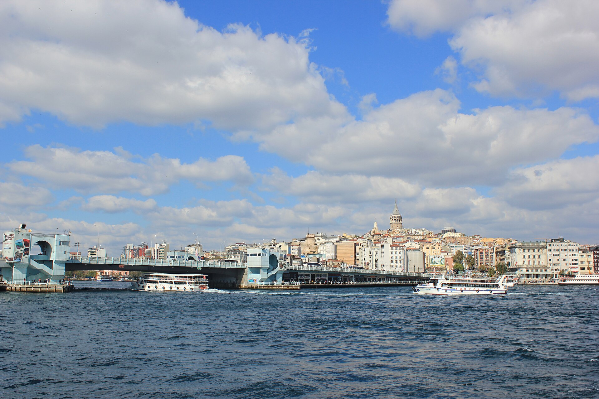 Die Galatabrücke in Istanbul .