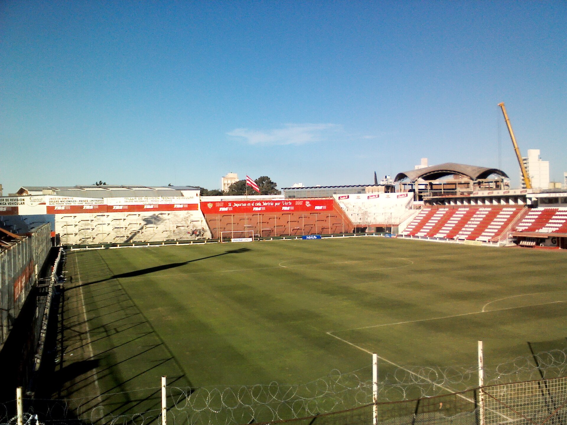 Fotografía de la popular local del estadio de Unión de Santa Fe. A la derecha de la imagen se puede observar la grúa que esta trabajando en la ampliación del mismo.