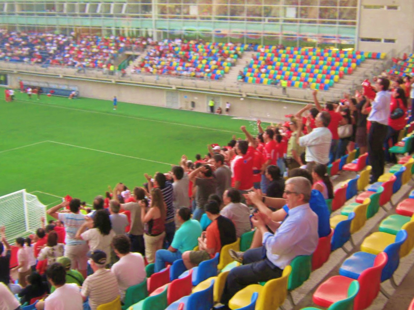 Partido de fútbol entre Audax Italiano contra Ñublense en Estadio Bicentenario Municipal de La Florida, 2010. Vista desde los hinchas de Ñublense.