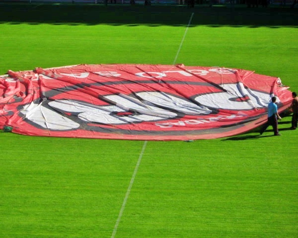 Preparativos en el Estadio Bicentenario Municipal Nelson Oyarzún, previo a un partido entre Ñublense y Curicó Unido, en 2009