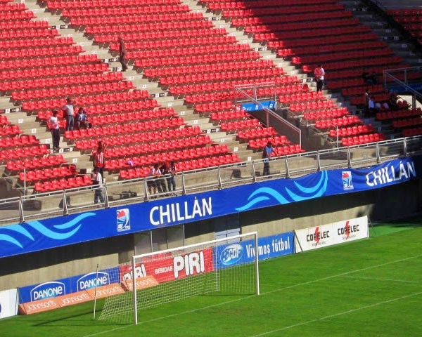 Preparativos en el Estadio Bicentenario Municipal Nelson Oyarzún, previo a un partido entre Ñublense y Curicó Unido, en 2009