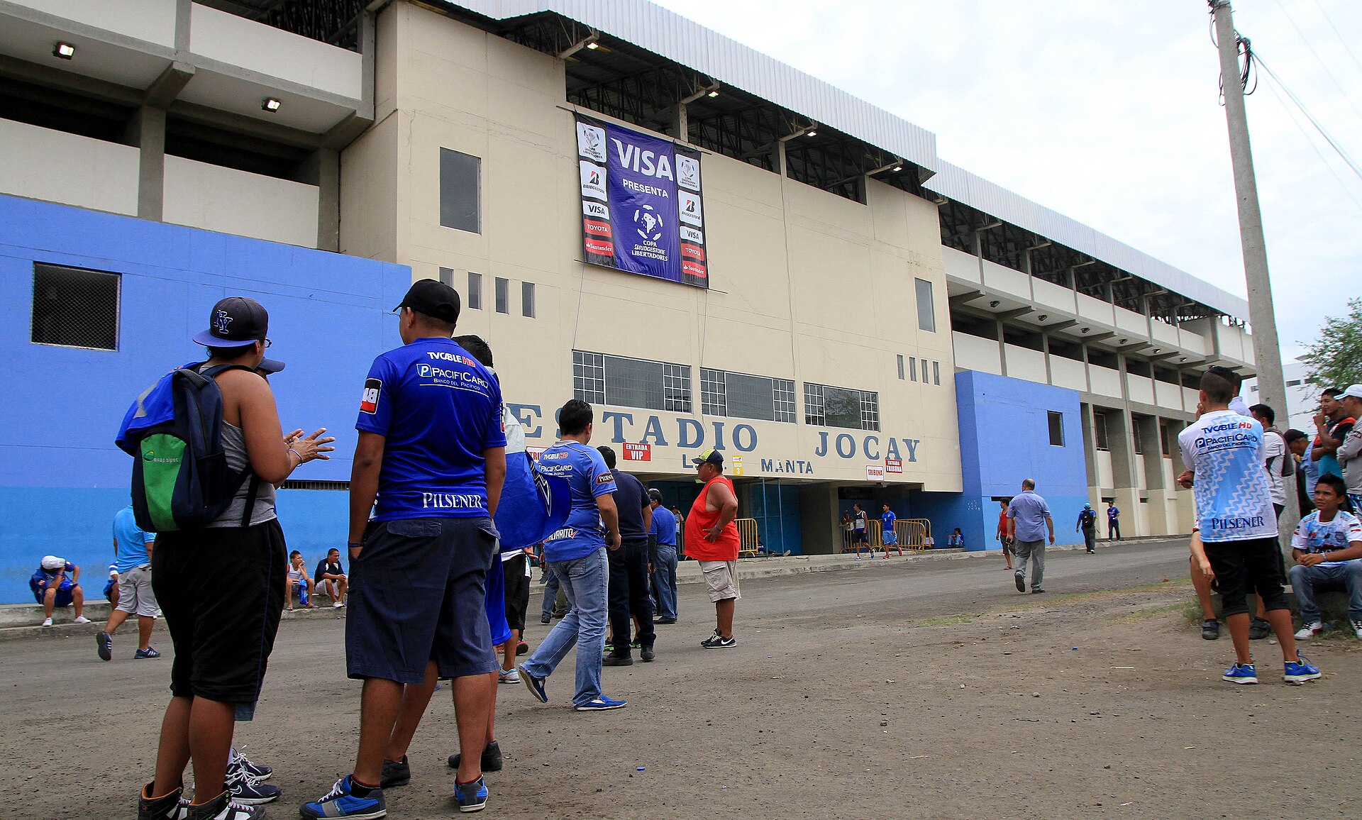Manta, martes 24 de febrero del 2015 (ANDES).-Hinchas eléctricos se aprestan a disfrutar del encuentro entre Emelec y The Strongest de Bolívia, partido por Copa Libertadores que se disputará en el estadio Jocay de la ciudad de Manta, Manabí. Foto:César Muñoz/ANDES