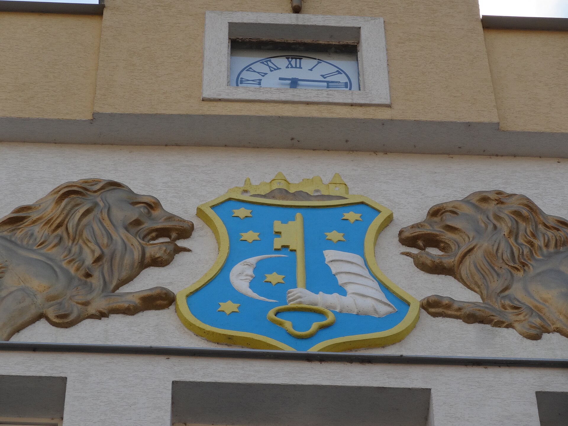 Erb mesta Humenné na fasáde historickej budovy Obecného úradu mesta Humenné