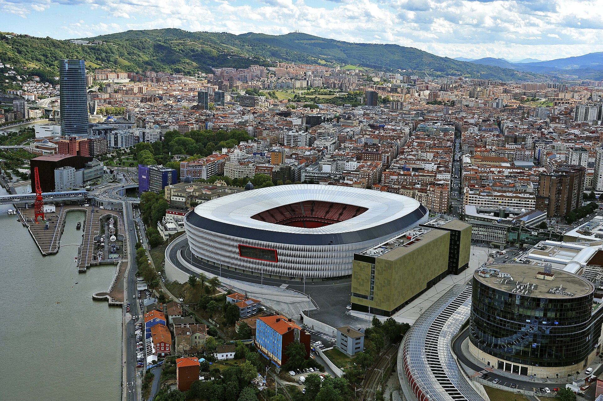 Estadio de San Mamés (2013) San Mamés es un estadio de fútbol ubicado en la villa de Bilbao ( País Vasco , España).El campo tiene una capacidad de 53 289 localidades (ampliable en 2000 más, según el arquitecto César Azcárate), y cuenta con el rango de estadio de Categoría 4.El estadio ha sido constr