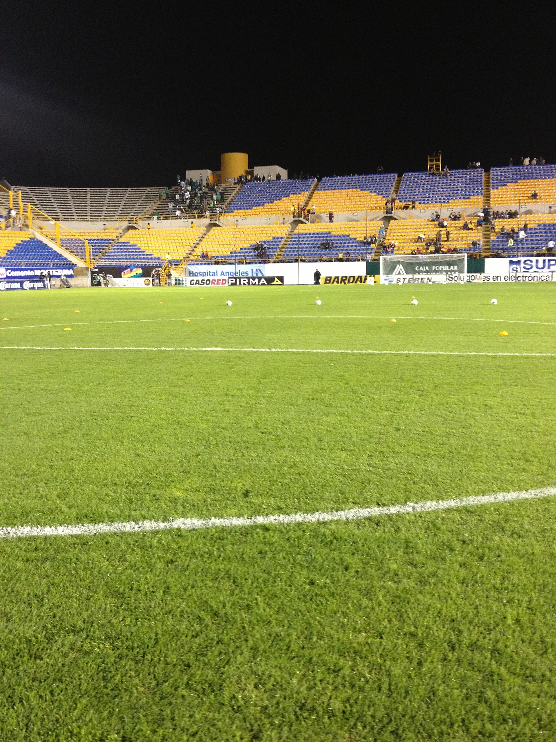 Vista desde la cancha del estadio Alfonso Lastras Ramírez de la ciudad de San Luis Potosí, San Luis Potosí, México.