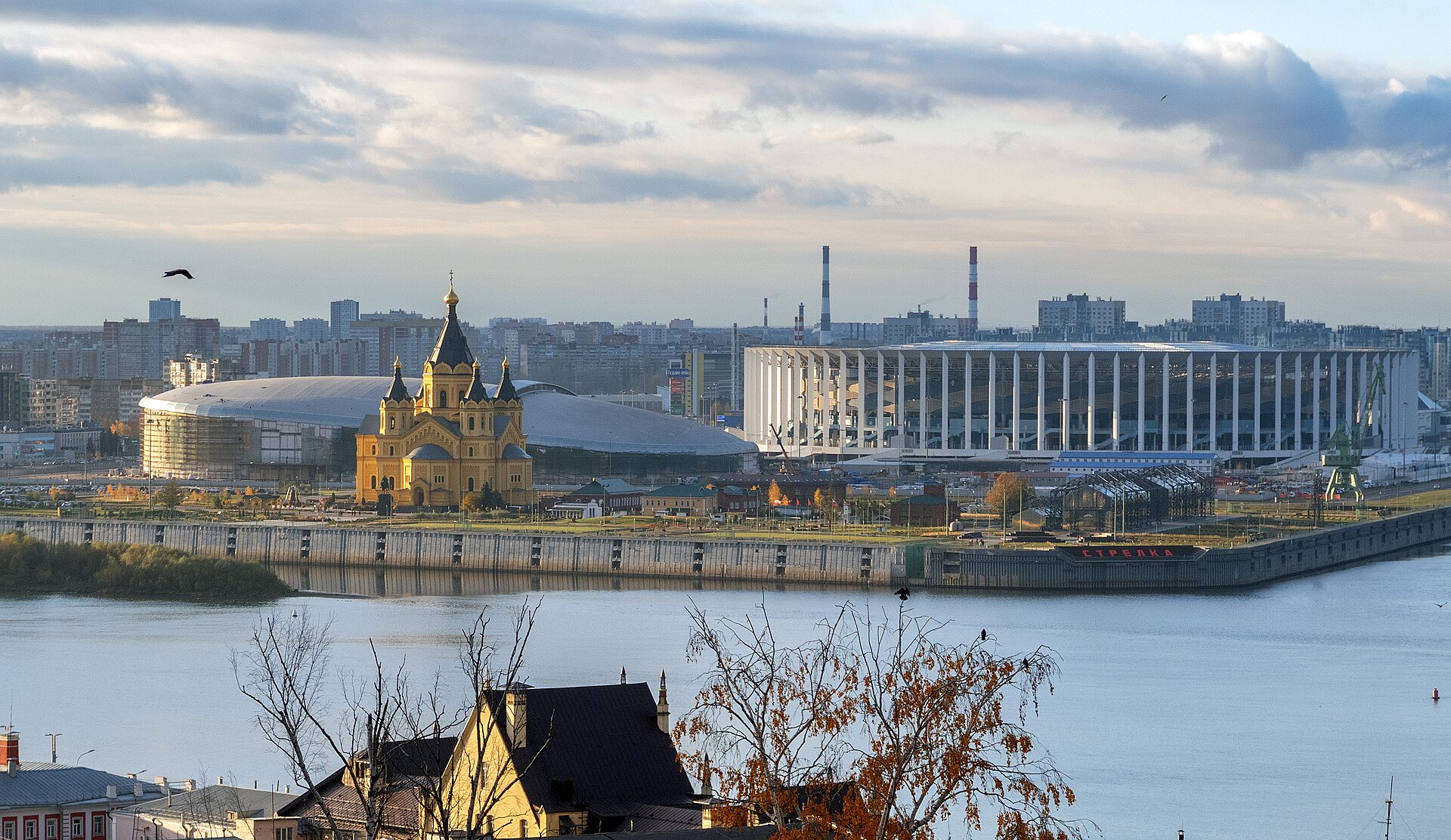 Нижний Новгород, вид из Кремля на Стрелку — слияние рек Оки и Волги. Видны Собор Александра Невского, Ледовый дворец и Стадион «Нижний Новгород».