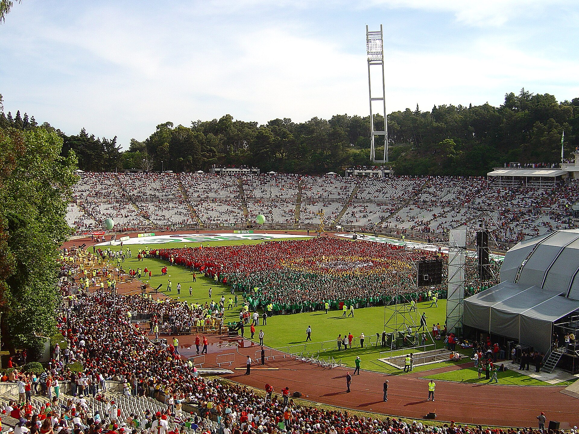 Durante o evento "A mais bela bandeira do mundo" - promoção da participação portuguesa no Mundial de Futebol 2006. <a href=" http://loc.alize.us/#/flickr:165015108 ">See where this picture was taken.</a> <a href=" https://www.flickr.com/groups/geotagging/discuss/72157594165549916/ ">[?]</a>
