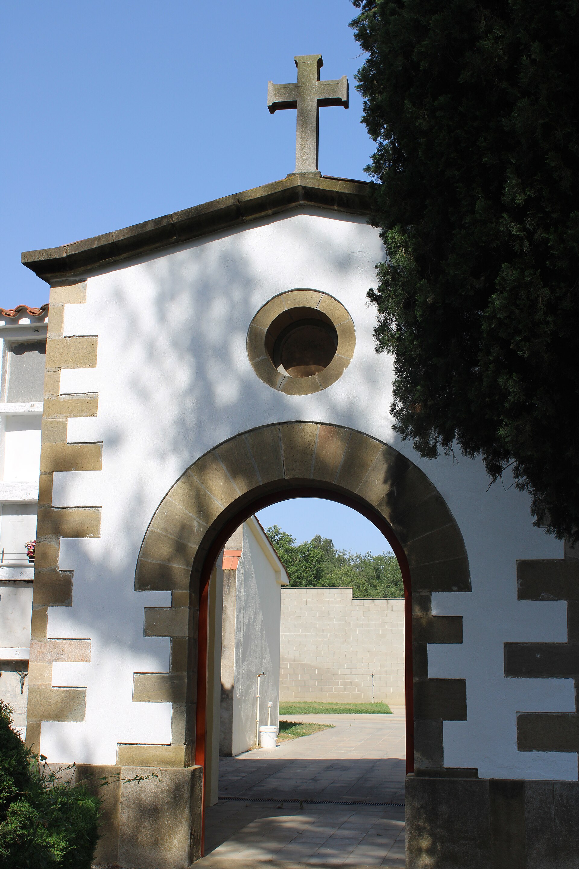 Façana de l'antiga capella del cementiri, actualment fa de portal d'accés a la nova ala del cementiri.