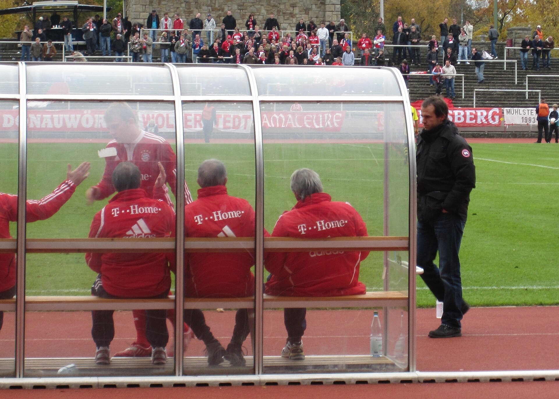 Mehmet Scholl als Trainer der 2. Mannschaft des Vereins Bayern München im Stadion Rote Erde in Dortmund. Das Spiel gewannen die Bayern mit 2:0.