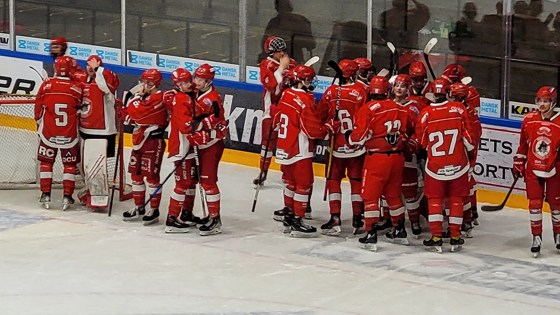 Spillerne fra Rødovre SIK jubler over sejren over Hvidovre IK i kamp 2 i finaleserien i 1. division i ishockey 2021-22, der blev spillet i Rødovre Centrum Arena. Rødovre SIK endte med at vinde 1. divisions-titlen, eftersom holdet også vandt kamp 1 og 3, og dermed finaleserien med 3-0 i kampe.