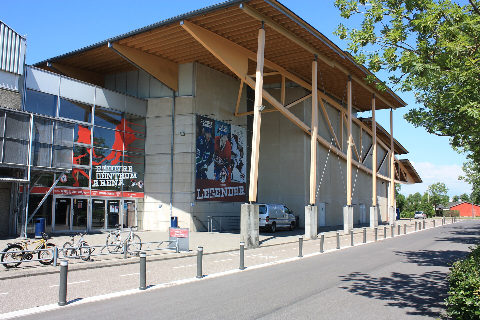 Hovedindgangen til Rødovre Skøjte Arena, hjemmebane for ishockeyholdet Rødovre Mighty Bulls