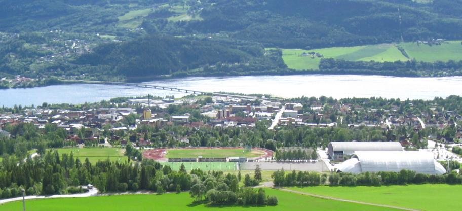Stampesletta with Håkons Hall (front) and Kristins Hall (back) to the right. Lillehammer and Gudbrandsdalslåen in the background