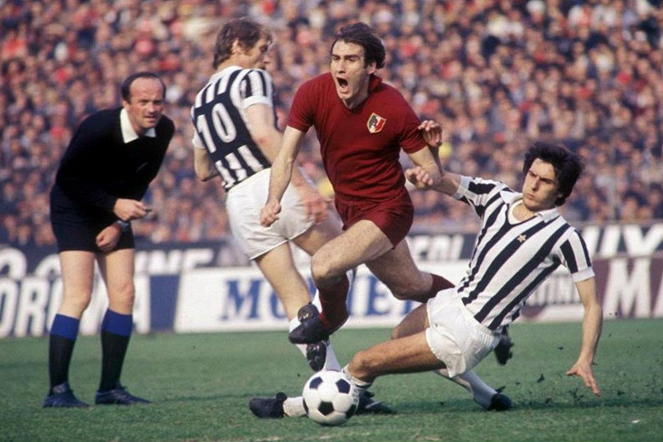 Campionato italiano di Serie A 1976-77, 23ª giornata. Torino, stadio Comunale, 3 aprile 1977. Juventus-Torino 1-1 (6' F. Causio, 8' P. Pulici). Il torinista Francesco Graziani (al centro) elude il tackle di Gaetano Scirea mentre Romeo Benetti (con il n. 10) è superato. L'arbitro è il milanese Paolo