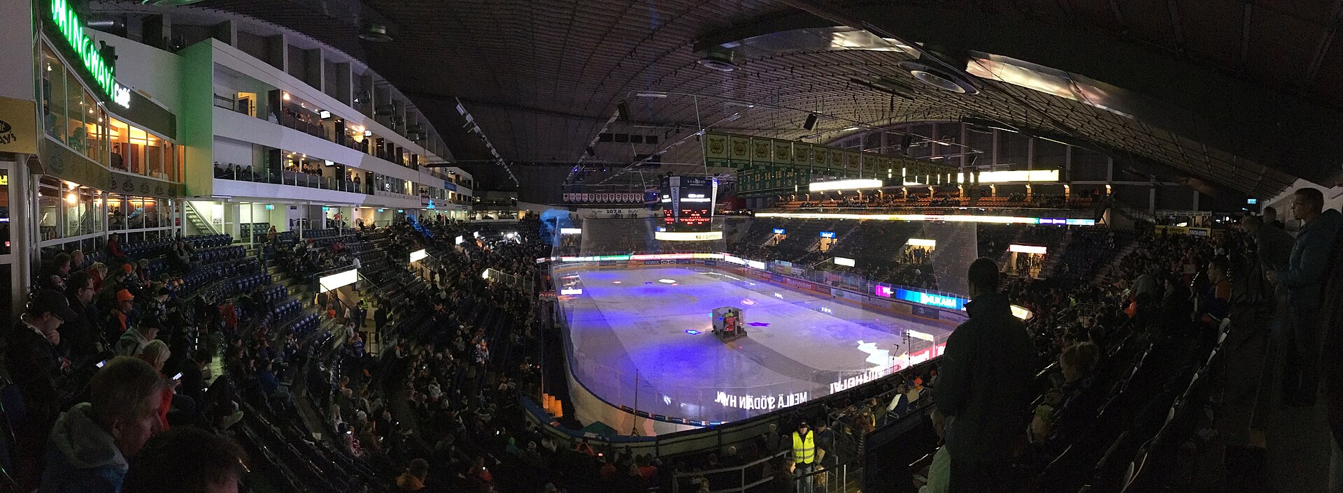 Tampereen jäähallissa (Hakametsän hallissa) otettu panoraamakuva 29. lokakuuta 2016 ottelussa Tappara-HIFK.