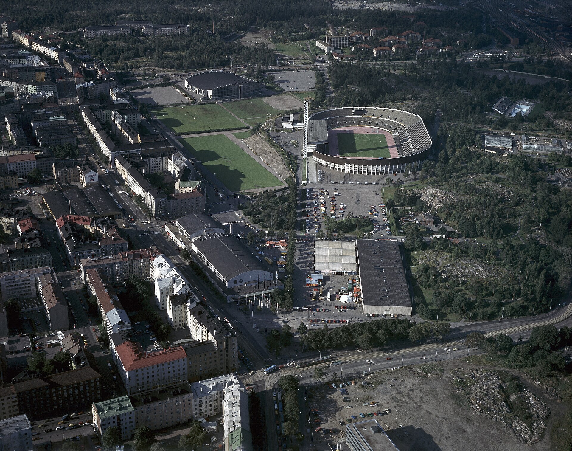 Taka-Töölö, Mannerheimintien ja Helsinginkadun risteys. Taustalla Olympiastadion. -- dia, filmi, väri