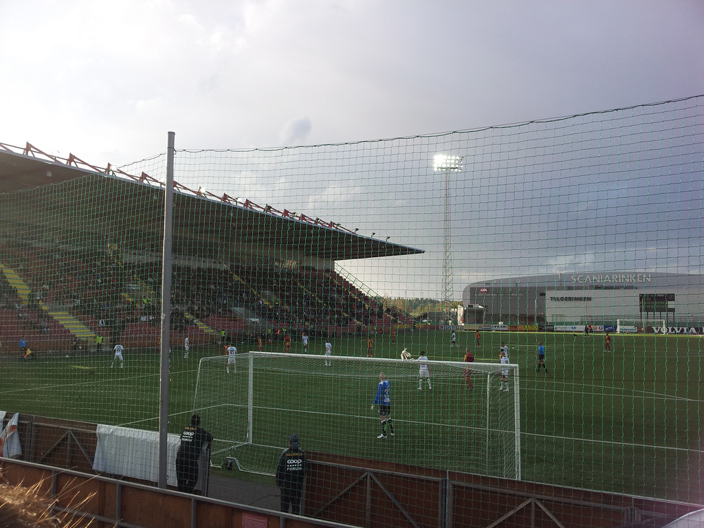 Södertälje Fotbollsarena ("Jallavallen") i Geneta vid en match mellan Syrianska FC och GAIS. Vy från södra läktaren (bortasektionen). I bakgrunden Scaniarinken.