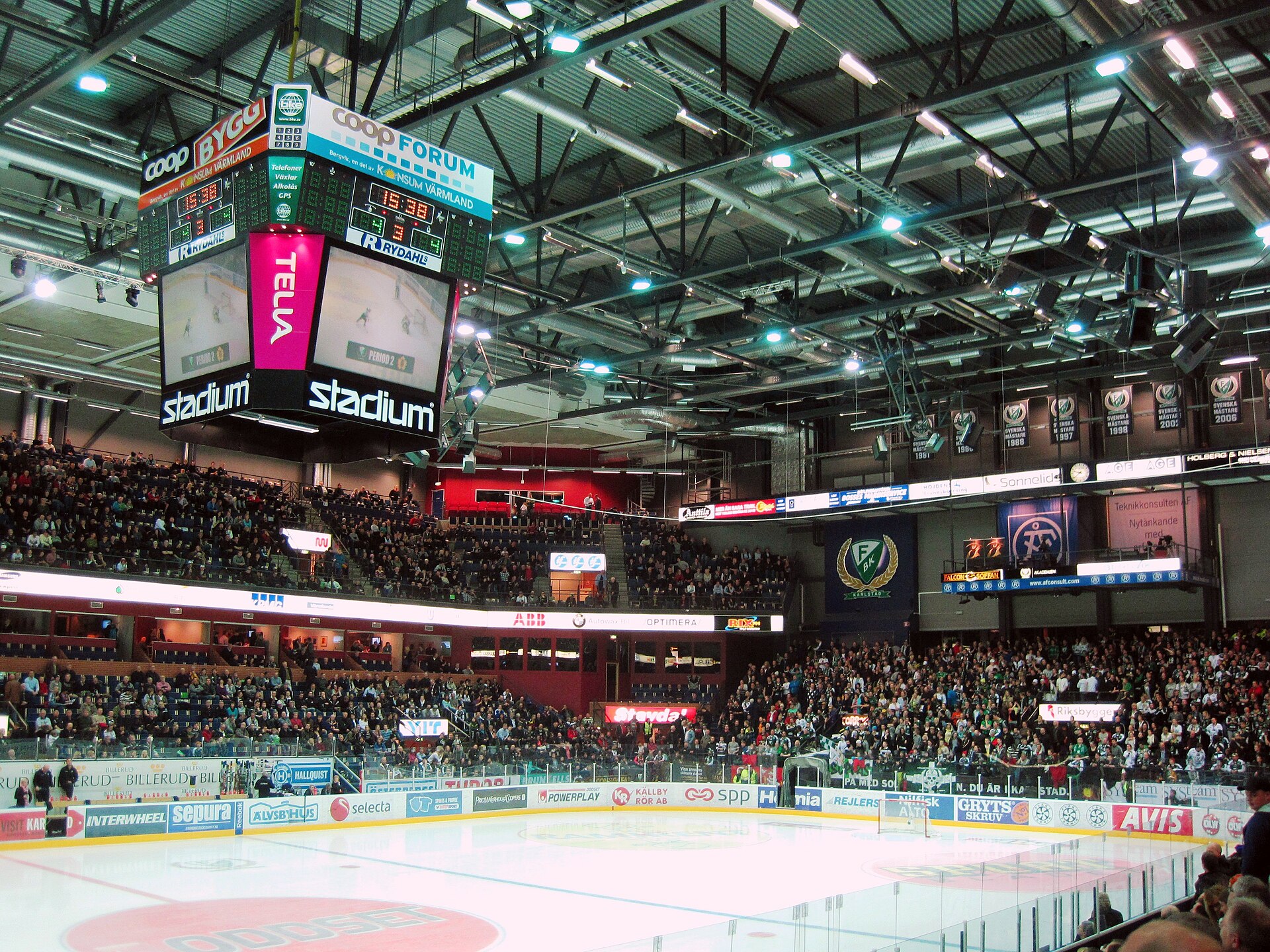 Icehockey match in Löfbergs Lila Arena during period break
