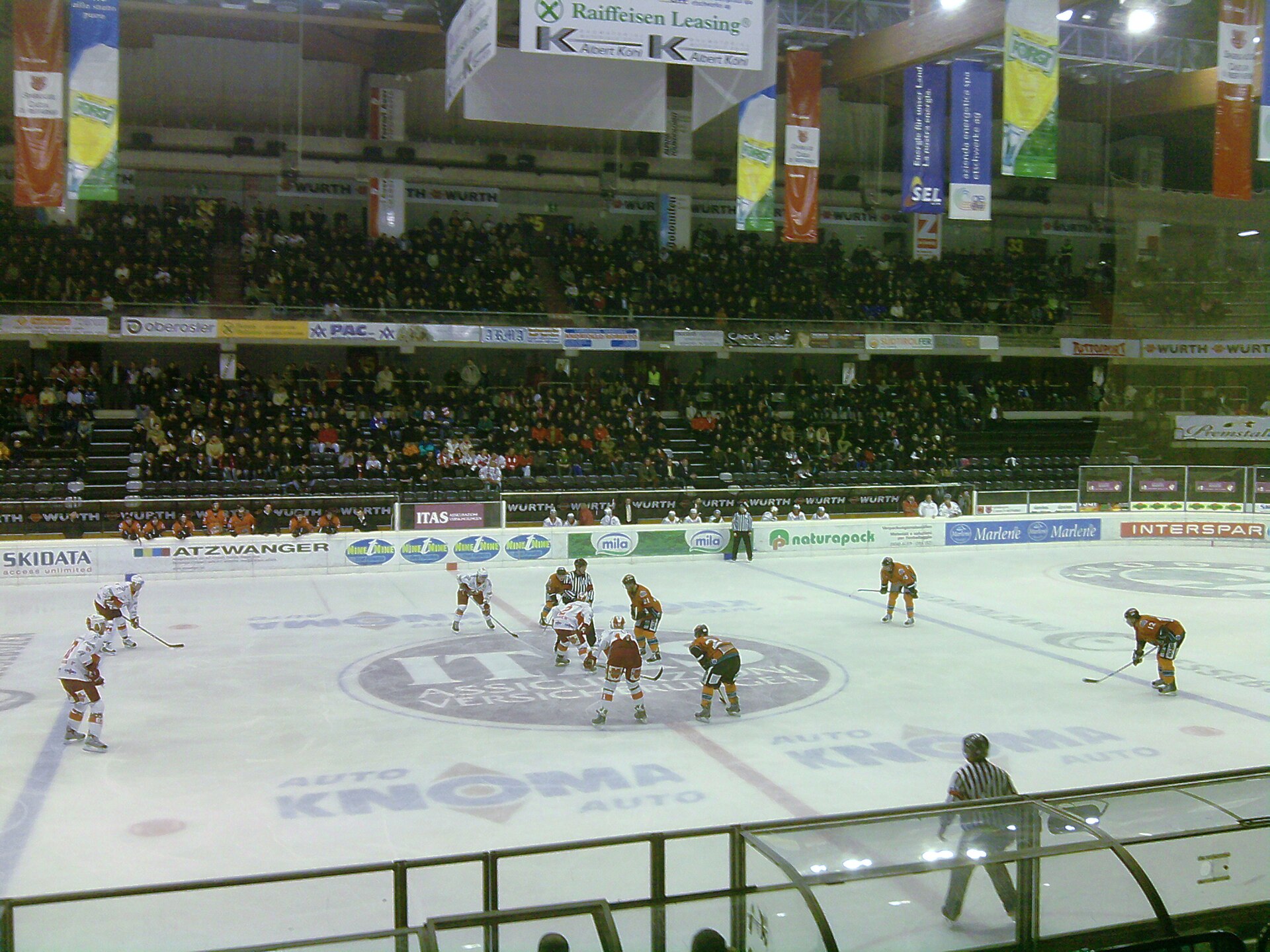 IIHF 2009-2010 Continental Cup - Face off during the game between HC Bolzano and Sheffield Steelers (Palaonda, Bolzano, 29/11/2009)