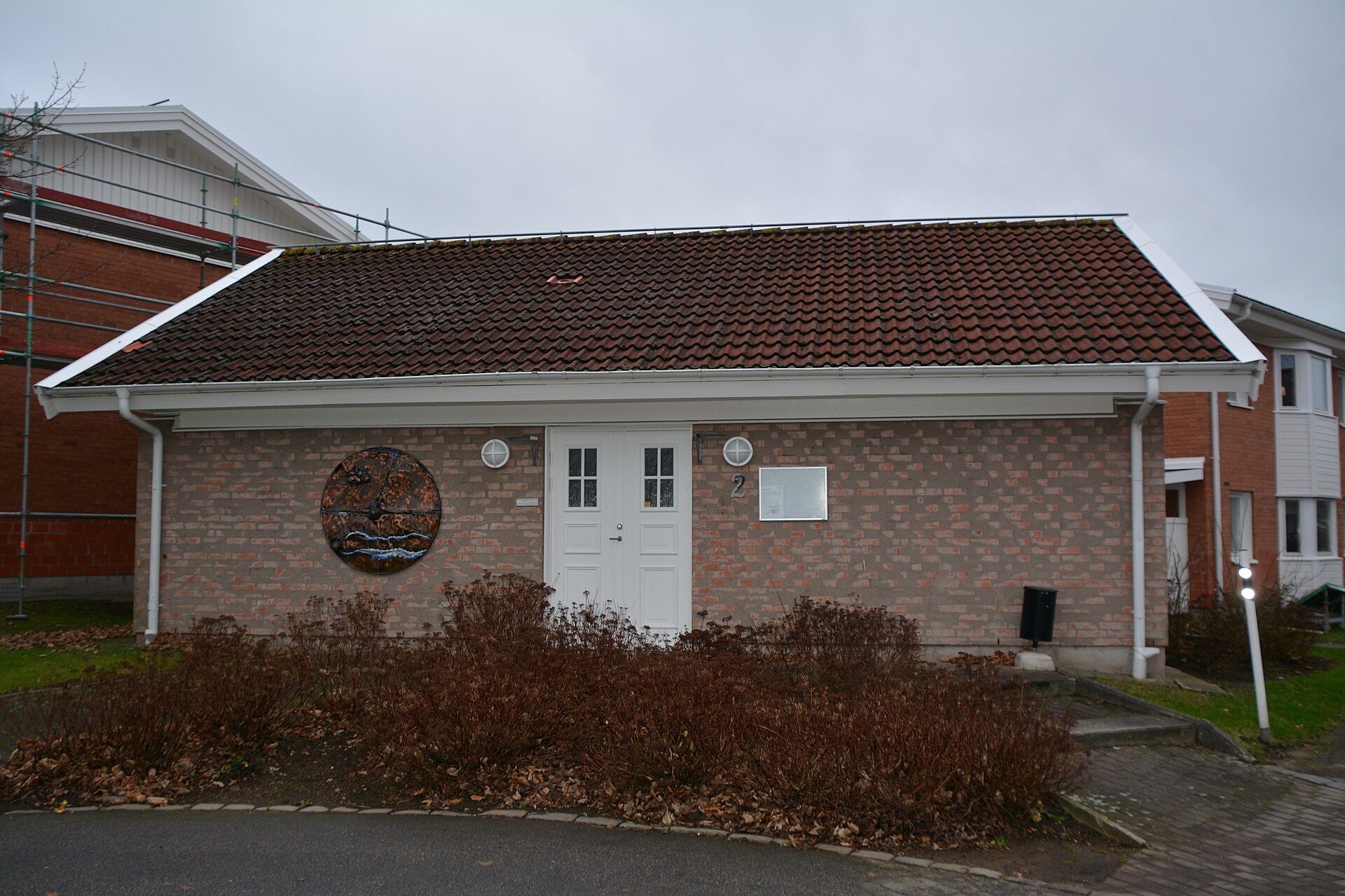 Administrationshus i Sofieberg, Halmstad, med fasadskulptur av Jan Åberg