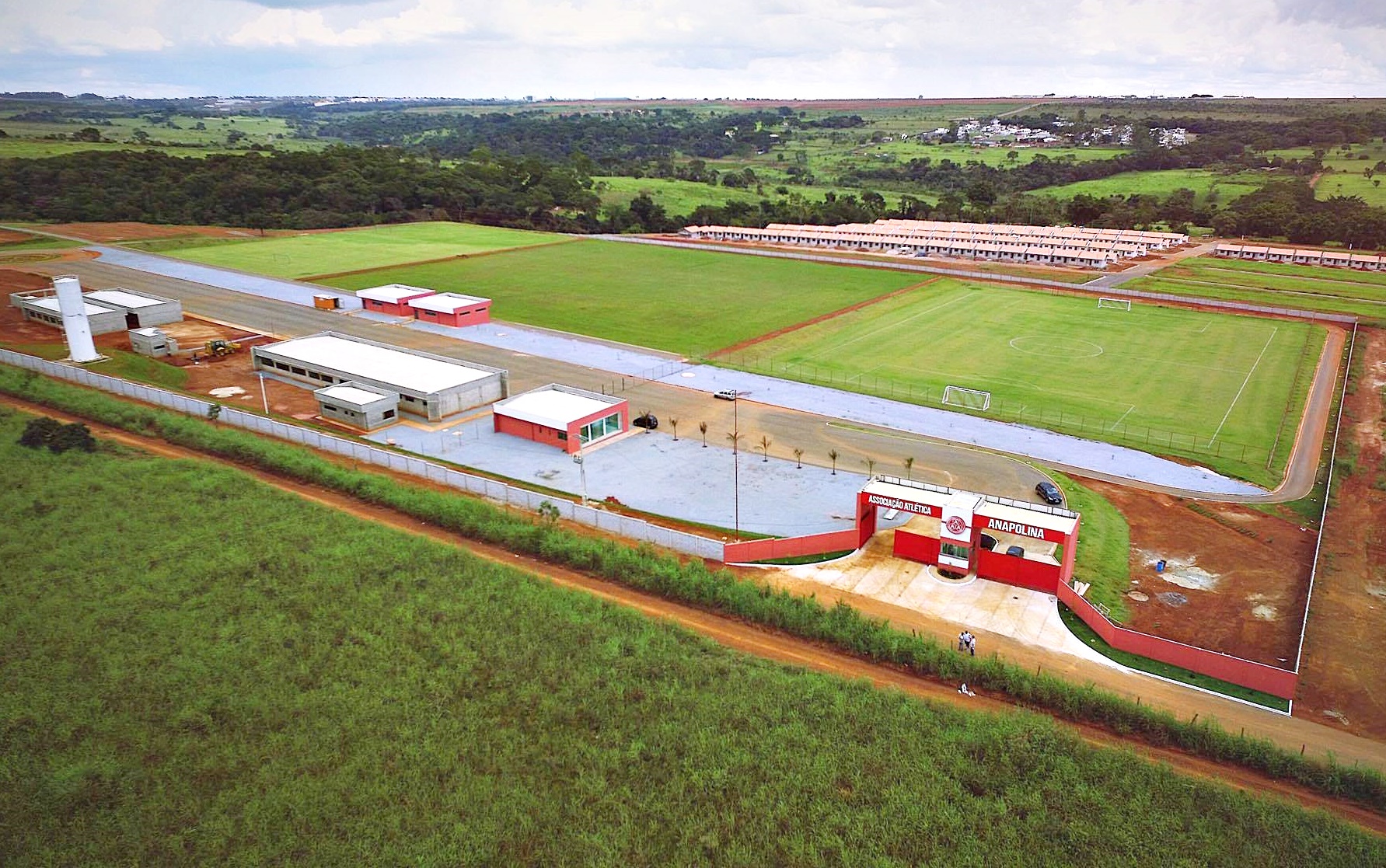 Centro de treinamento da Associação Atlética Anapolina. Anapolina, é um clube de futebol brasileiro sediado em Anápolis, em Goiás. Fundado em 1 de janeiro de 1948, manda seus jogos no Estádio Jonas Duarte e suas cores são o vermelho e o branco. Atualmente disputa o Campeonato Goiano de Futebol e o C