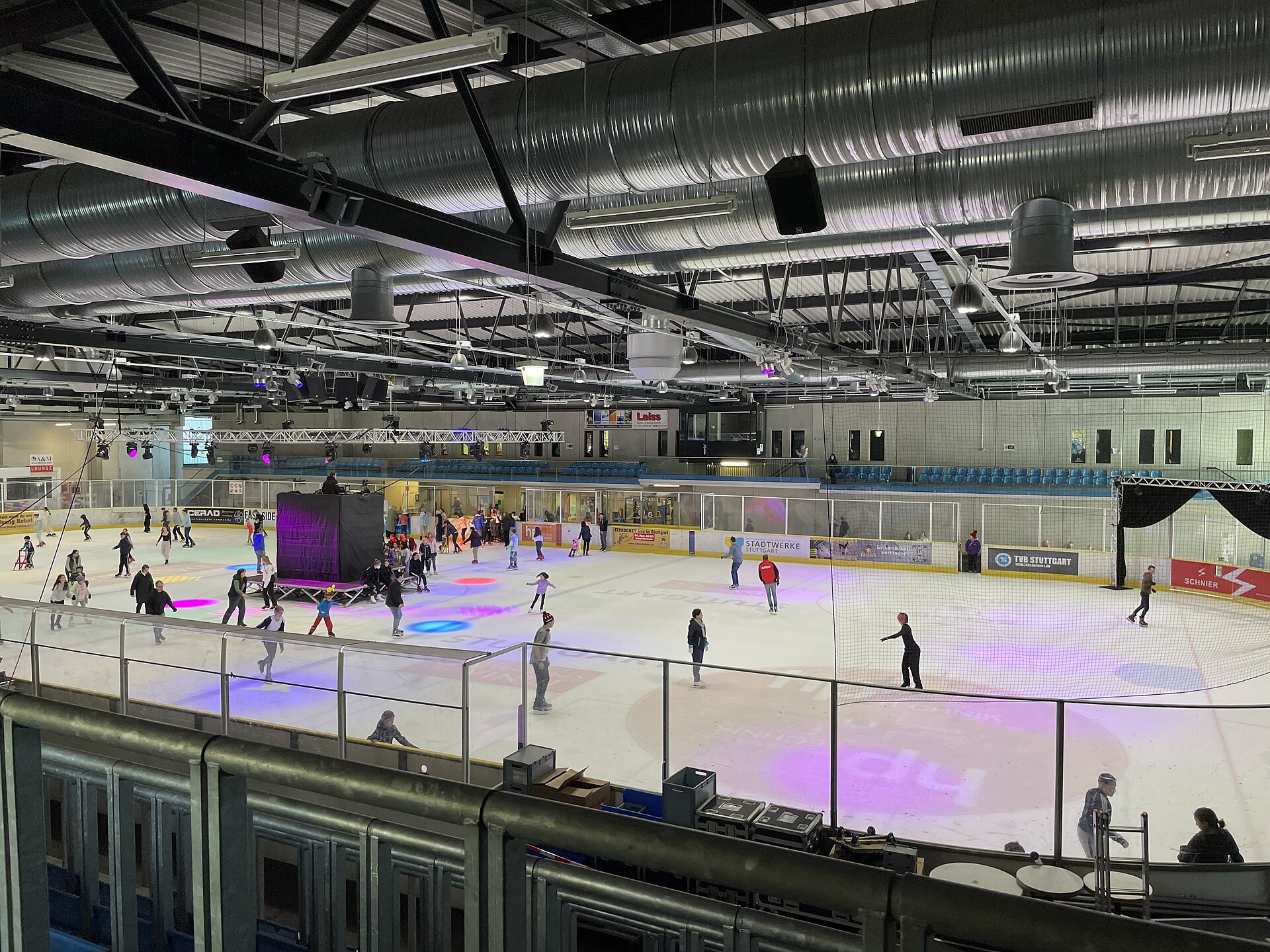 Tribühnenansicht der Halle 1 am Tag der offenen Tür 2022.
