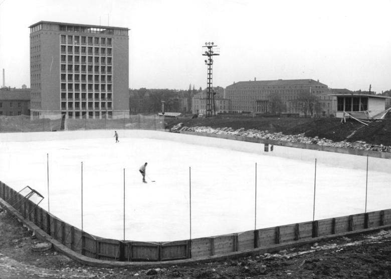 For documentary purposes the German Federal Archive often retained the original image captions , which may be erroneous, biased, obsolete or politically extreme . Erfurt, Kunsteisbahn Zentralbild Wittig 26.12.1957 Witt-Qu. Erfurter Kunsteisbahn spielfähig. Im Jahre 1956 wurde mit den Erdarbeiten zum