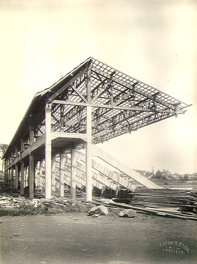 Construção da arquibancada de alvenaria do Estádio Belfort Duarte (atualmente o Couto Pereira) em 1931.