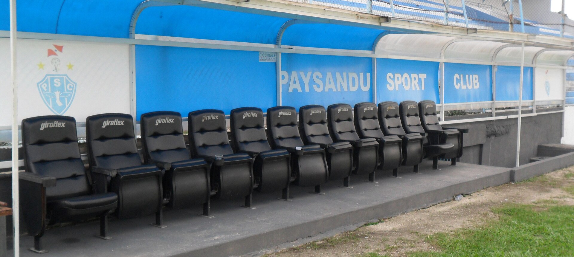 Banco de Reservas do Estádio da Curuzú, em 11 de Fevereiro de 2013.
