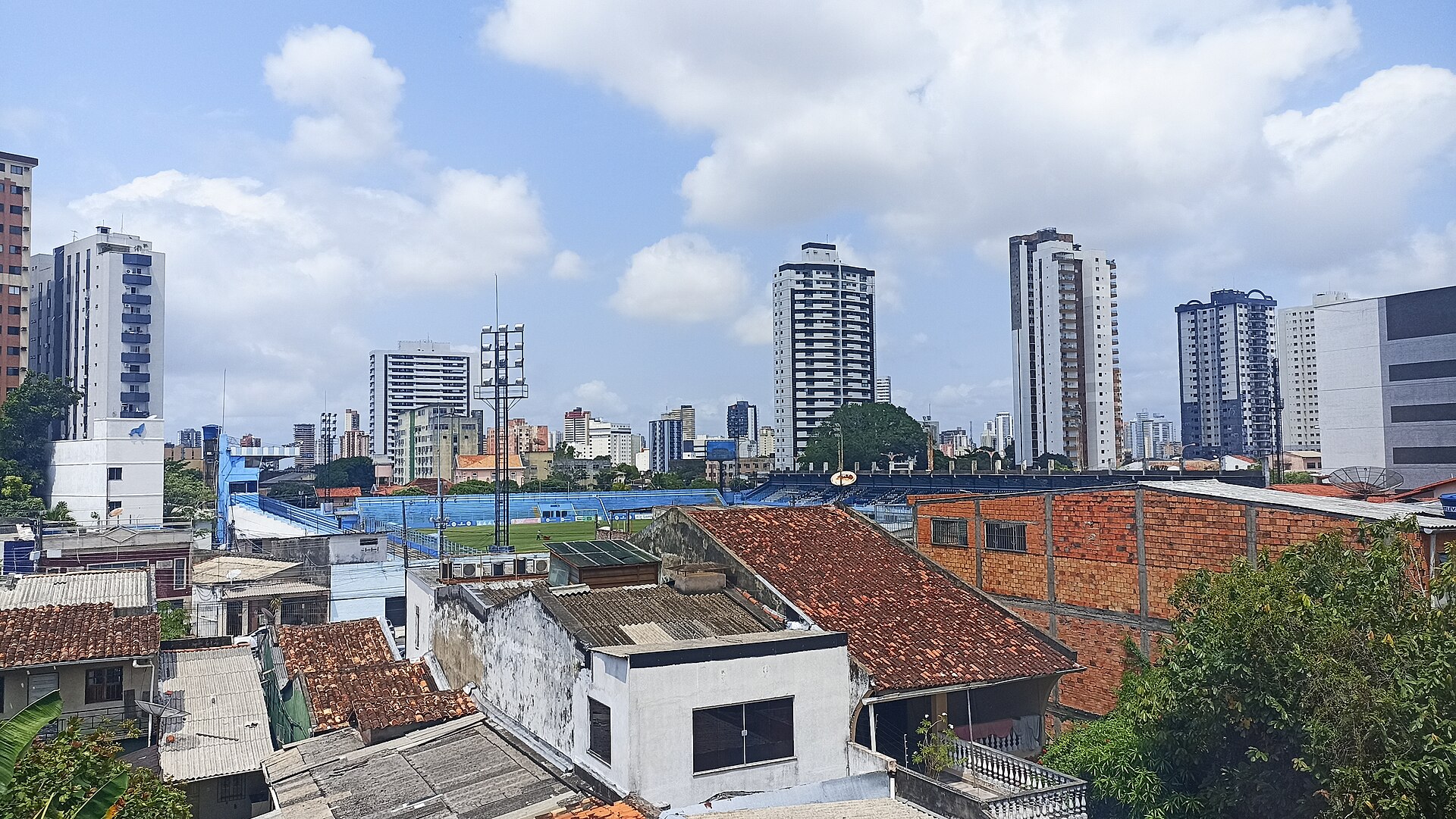 Estádio Leônidas Sodré de Castro (estádio de futebol brasileiro de propriedade do Paysandu Sport Club, localizado na cidade de Belém, no Estado do Pará.)