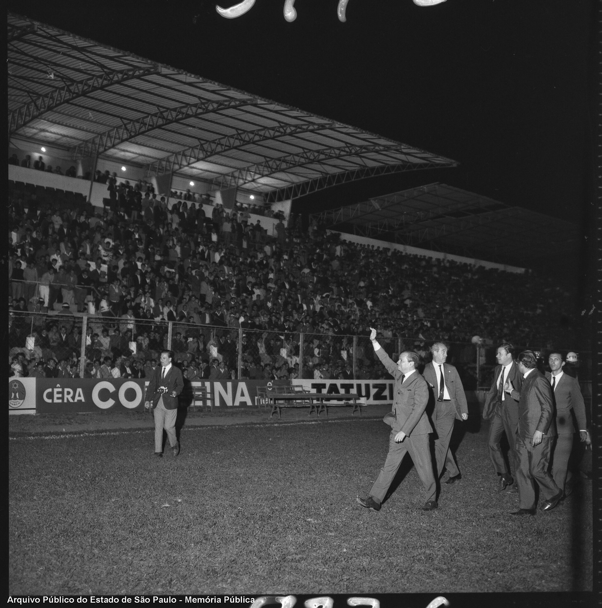 O governador de São Paulo Abreu Sodré inaugurando a iluminação do estádio da cidade de Bragança Paulista, durante uma partida entre o Clube Atlético Bragantino e a Associação Portuguesa de Desportos. Imagem do acervo iconográfico do Arquivo Público do Estado de São Paulo, código BR APESP SEGOV ICO N