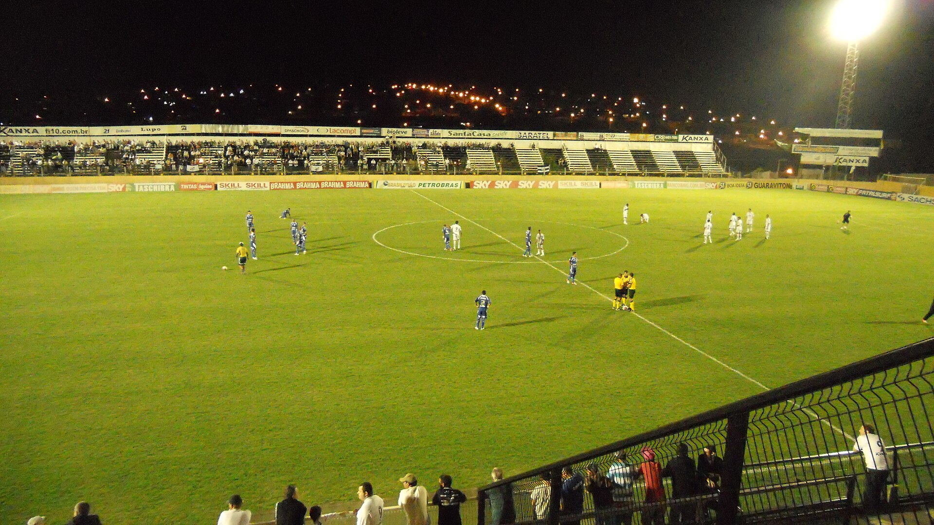 Bragantino e Grêmio Barueri empatam por 2x2, em partida válida pelo Campeonato Brasileiro da Série B de 2012.