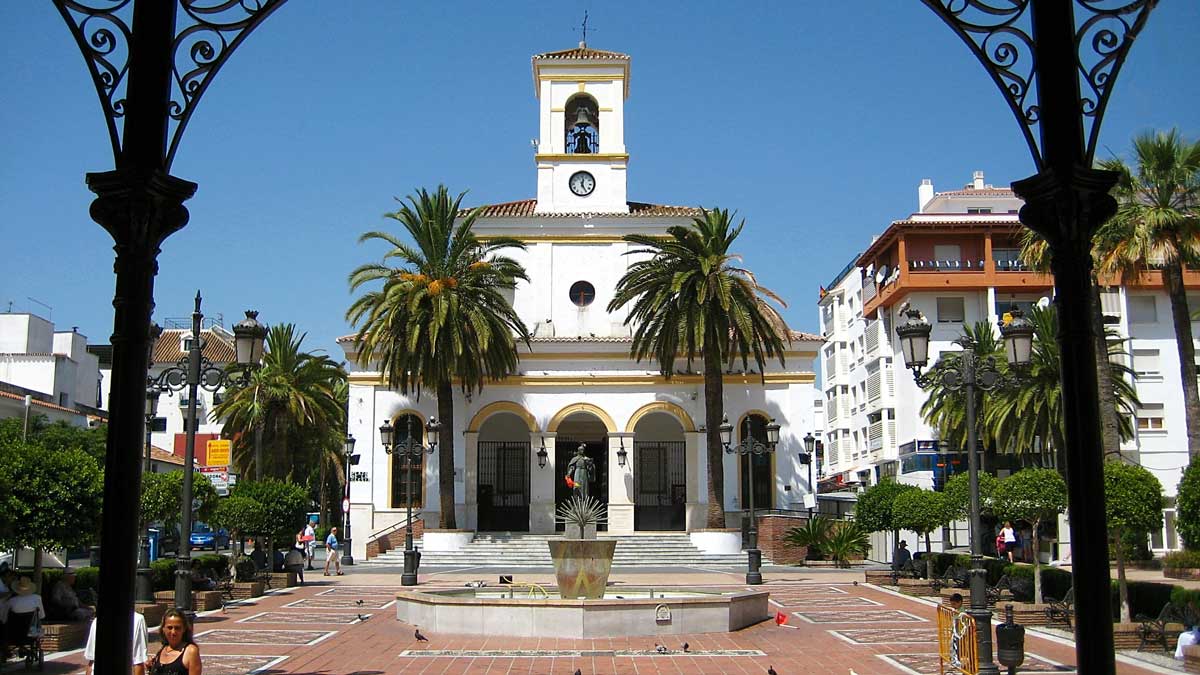 Vista de la Plaza de la Iglesia de San Pedro Alcántara y de su templo parroquial.