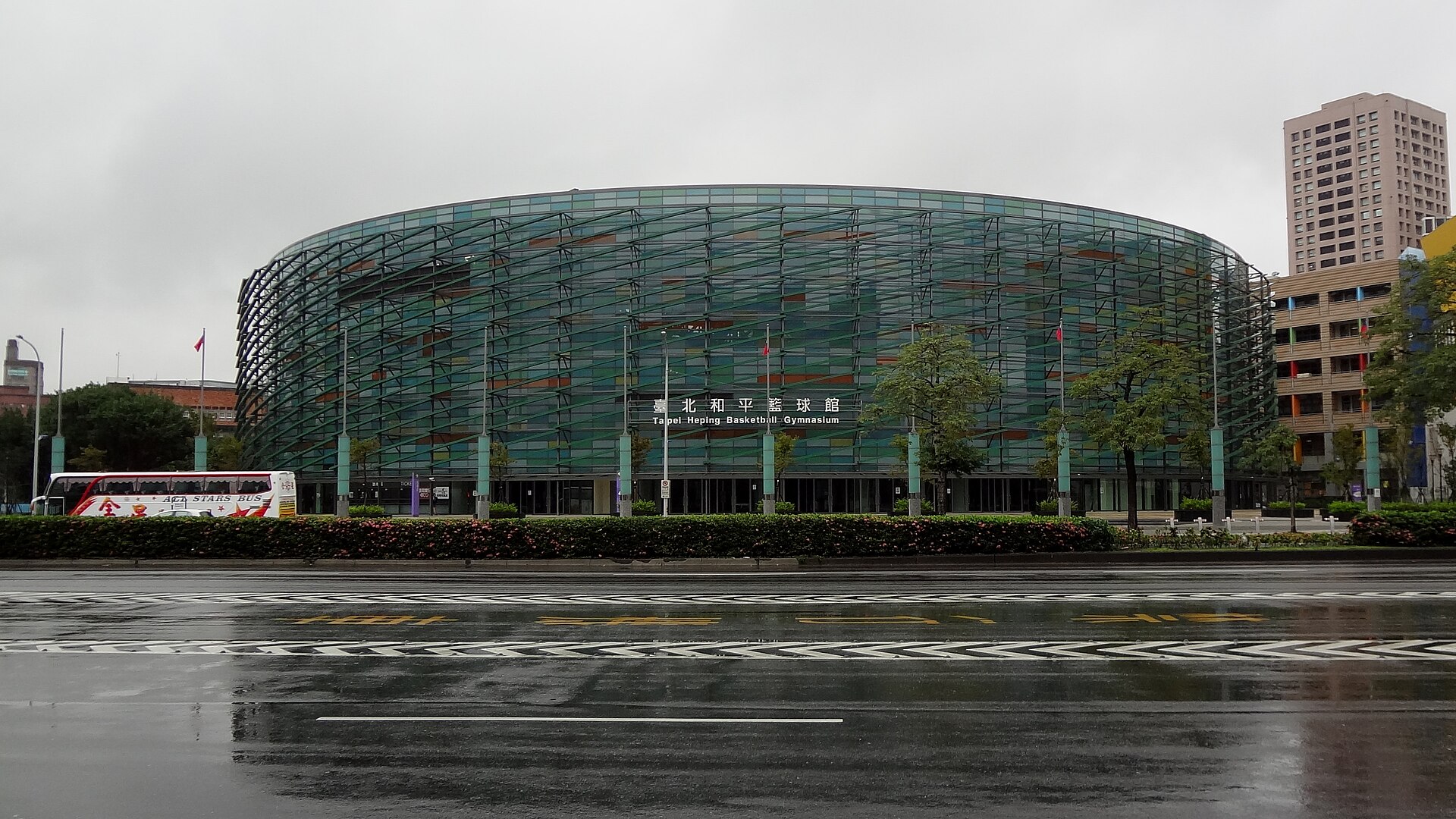 ​雨中的臺北和平籃球館。