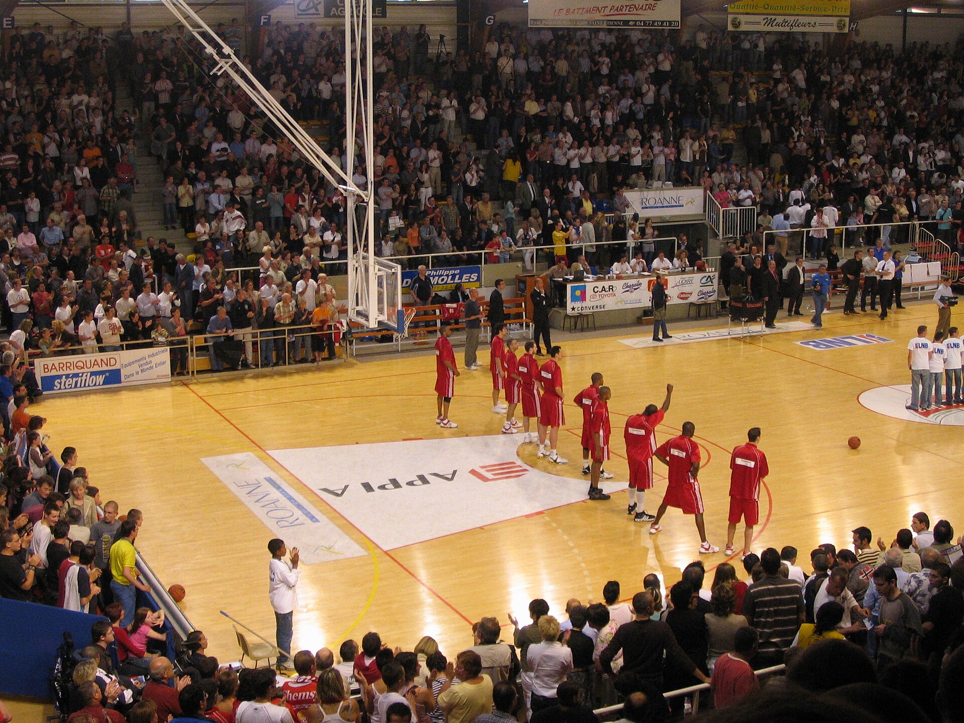 Avant-match halle André Vacheresse, Roanne (Loire) -- le club local de la Chorale reçoit Strasbourg IG pour le compte du championnat de France de basket Pro A, saison 2006-07.