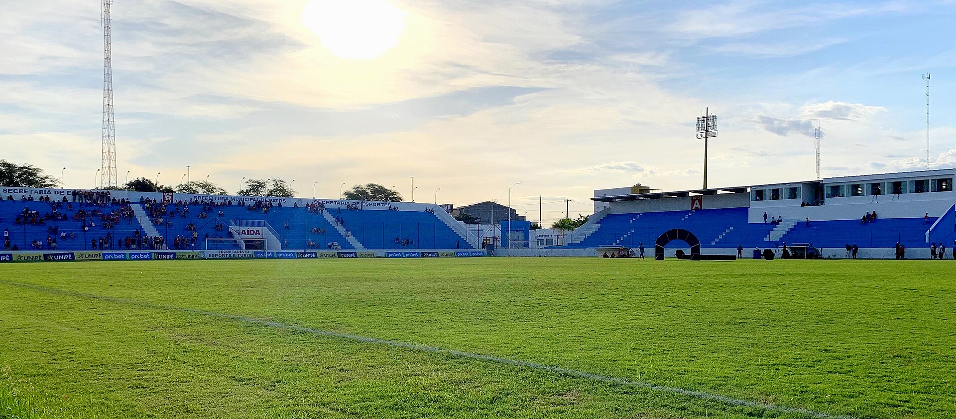 Setores A e B do estádio José Cavalcanti com o gramado ao centro.
