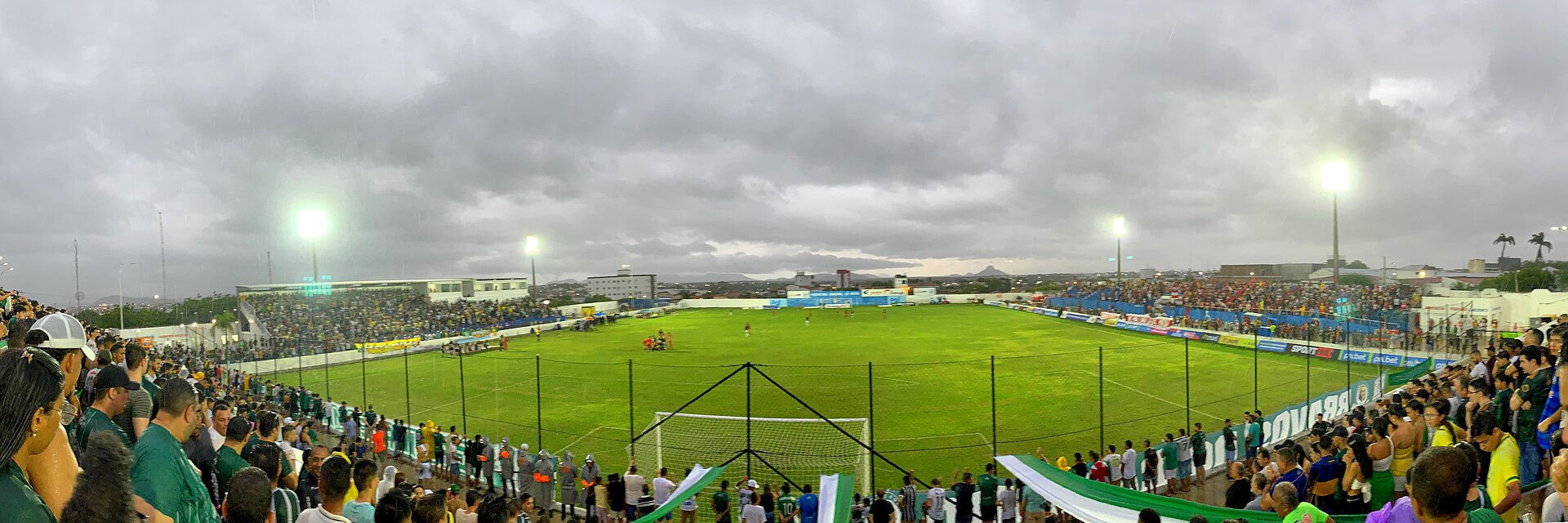 Vista panorâmica do Estádio José Cavalcanti durante o Clássico Patoense válido pelo Campeonato Paraibano de 2025.