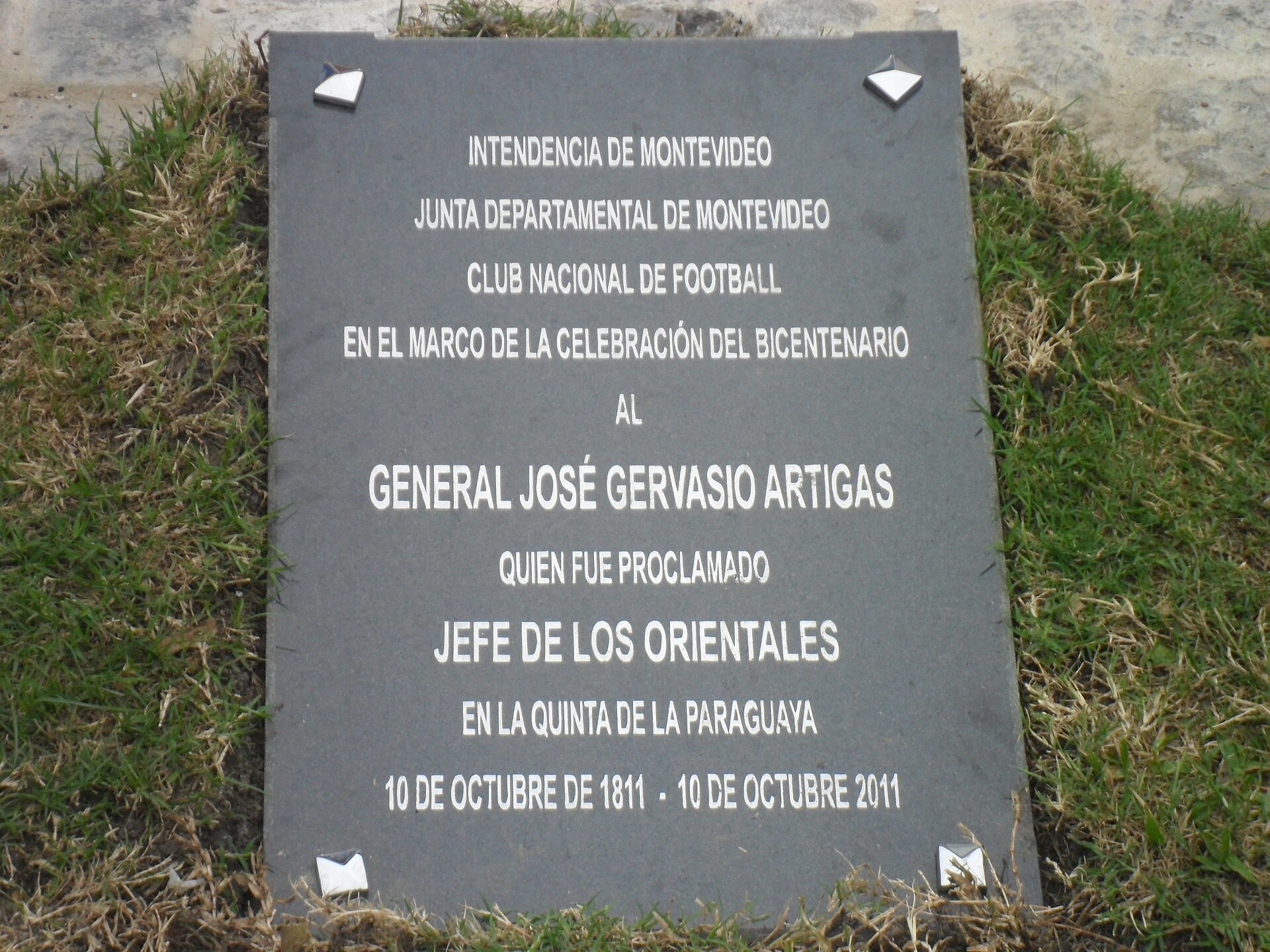 Reconocimiento de la Intendencia Municipal de Montevideo al Club Nacional de Football, en el marco de los festejos del Bicentenario de la proclamación del Gral. José Gervasio Artigas como jefe de los orientales en la Quinta de la Paraguaya (10 de octubre de 1811 - 10 de octubre de 2011), lugar donde