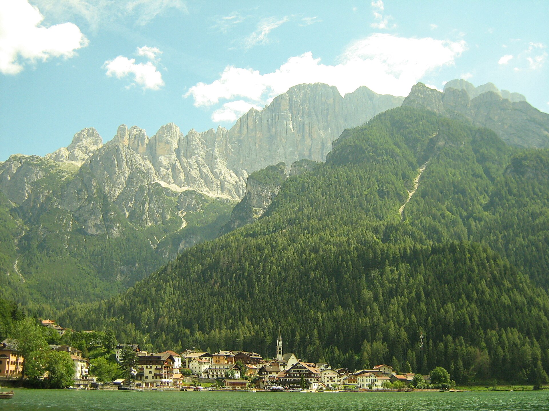 Alleghe con il Monte Civetta di sfondo