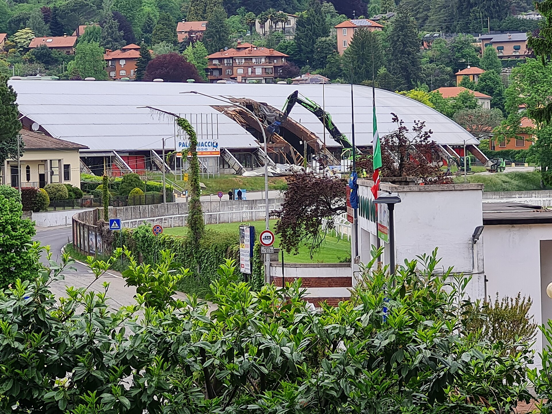 Palazzetto del ghiaccio di Varese in fase di demolizione