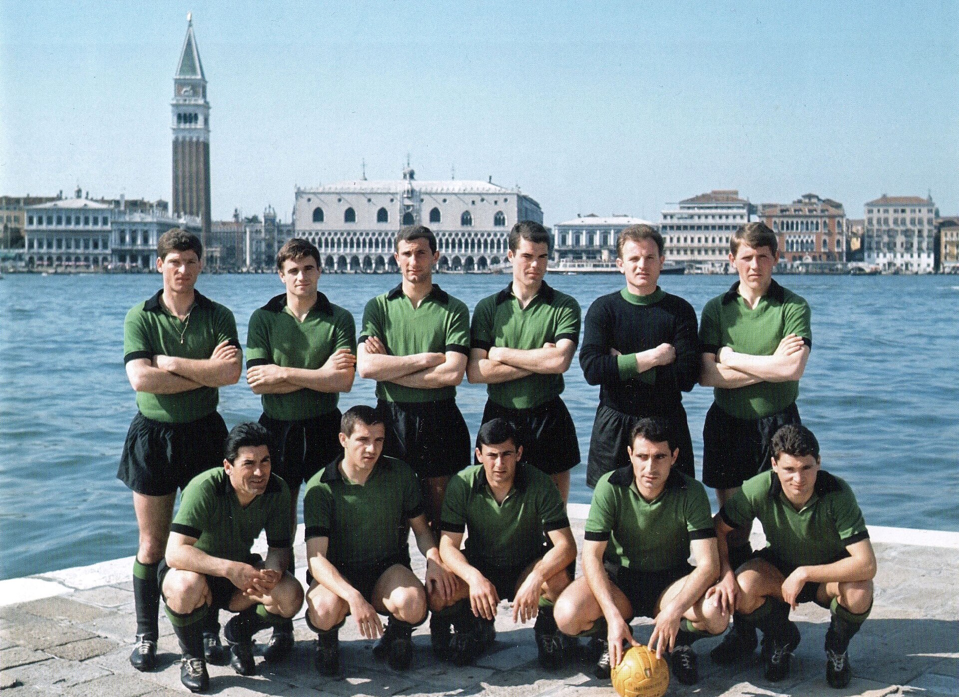 Una formazione dell'AC Venezia nella stagione 1963-64. Da sinistra, in piedi: Bruno Santon, Antonio De Bellis, Gaetano Salvemini, Lucio Mujesan, Enzo Magnanini, Gianfranco De Marchi; accosciati: Mario Tesconi, Piergiorgio Sartore, Eraldo Mancin, Marcello Neri, Franco Dori. L'immagine è stata scattat