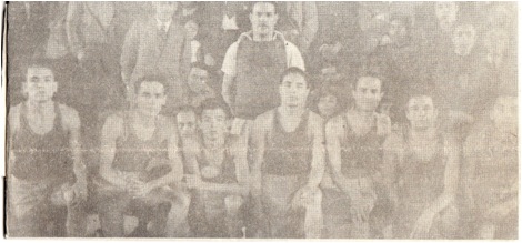 Los hermanos Carreón en el primer torneo estatal de basquetbol En la cancha del cine Ideal celebrado en Aguascalientes. De izquierda a derecha Arturo, Roberto, Rodolfo, Primitivo, Eugenio, Luis, Gustavo de pie Ignacio entrenador