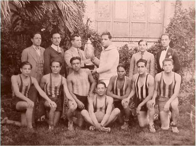 Entregando el trofeo al C Gobernador del Estado de Aguascalientes Rafael Quevedo Moran como campeones Nacionales 1931