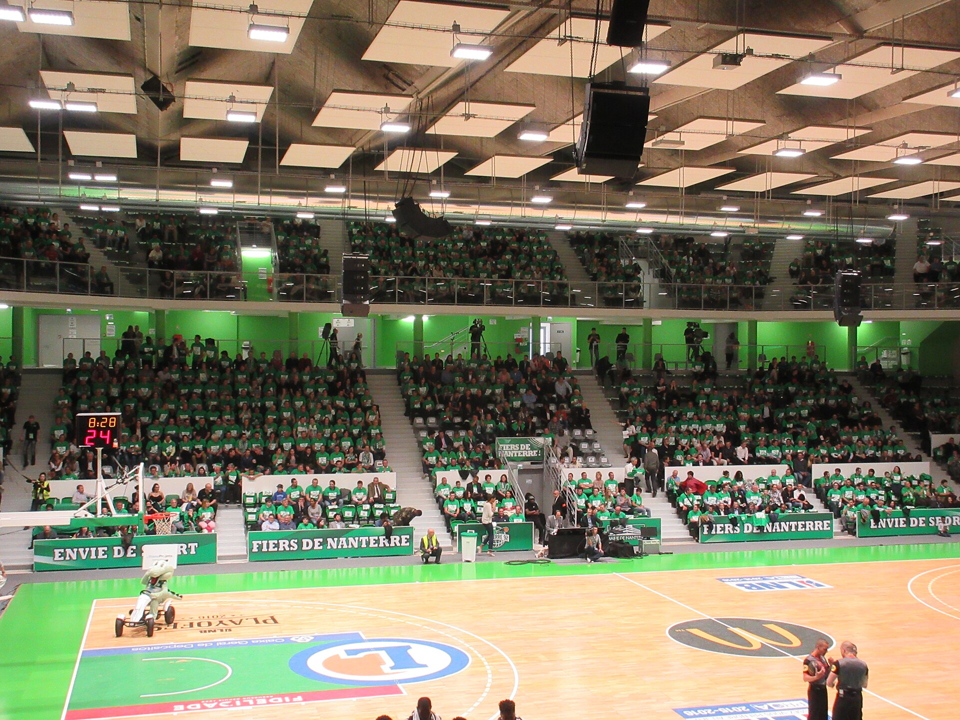 Photo de la nouvelle tribune du palais des sports Maurice Thorez à Nanterre. L'ajout de cette tribune a permis de doubler la capacité d'accueil passant ainsi de 1500 à 3000 spectateurs. La photo a été prise lors des quarts de finale des playoffs de la saison 2015-2016 de Pro A, Nanterre 92 recevait