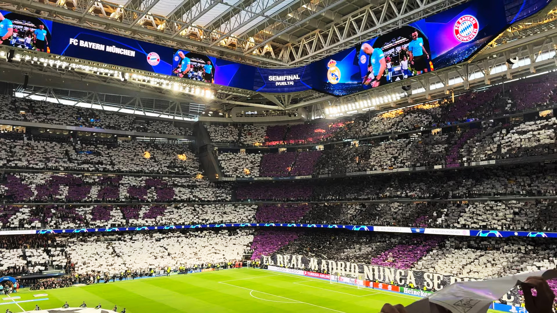 Aspecto del Estadio Santiago Bernabéu de Madrid en la previa del partido de vuelta de semifinales de la UEFA Champions League, disputado entre el Real Madrid y el Bayern de Múnich.