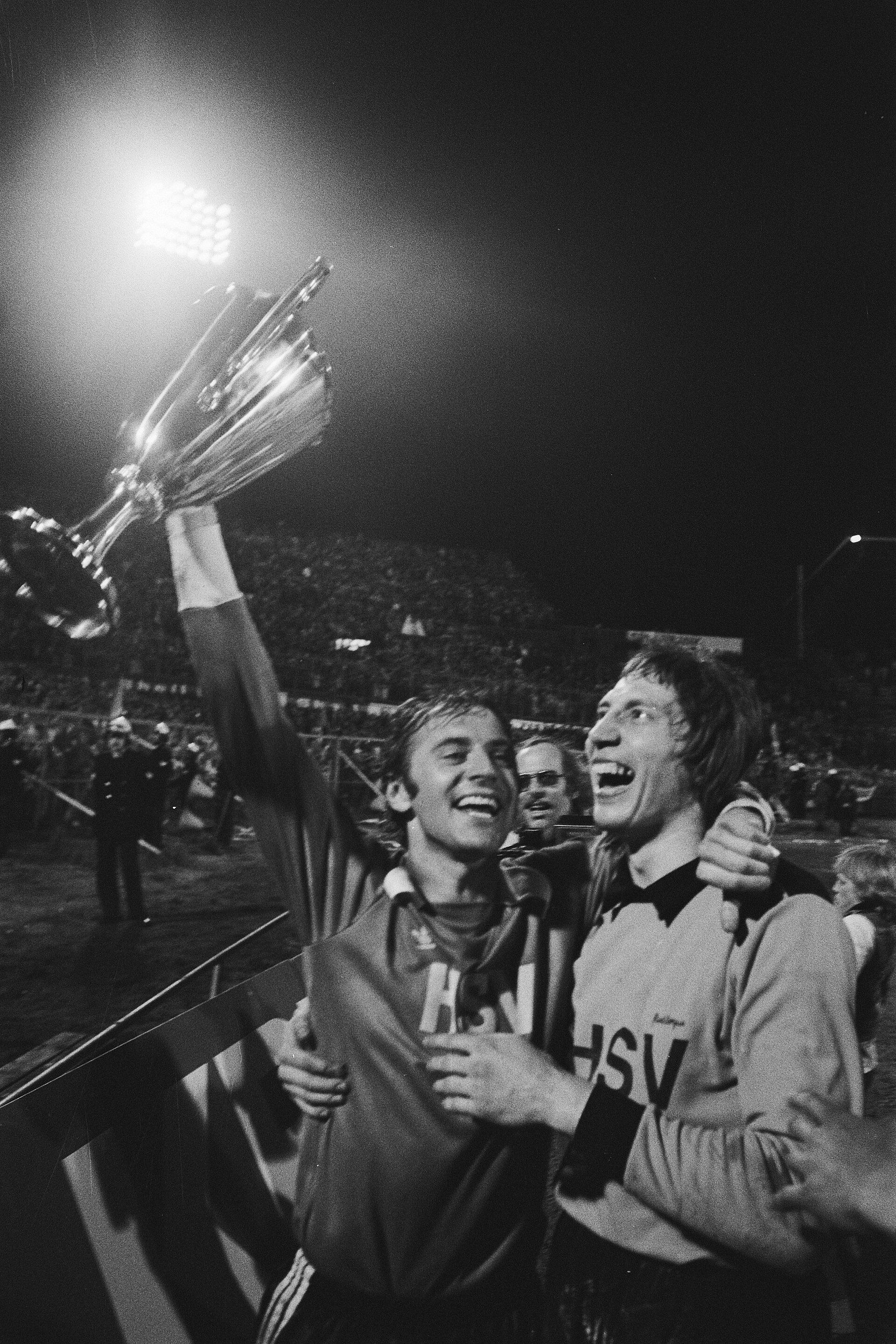 Collectie / Archief : Fotocollectie Anefo Reportage / Serie : [ onbekend ] Beschrijving : Anderlecht tegen HSV (finale Europa Cup II ); HSV-spelers met de beker, Willi Reimann en keeper Rudi Kargus Datum : 11 mei 1977 Locatie : Amsterdam Trefwoorden : sport, voetbal Persoonsnaam : Kargus, Rudi, Maga