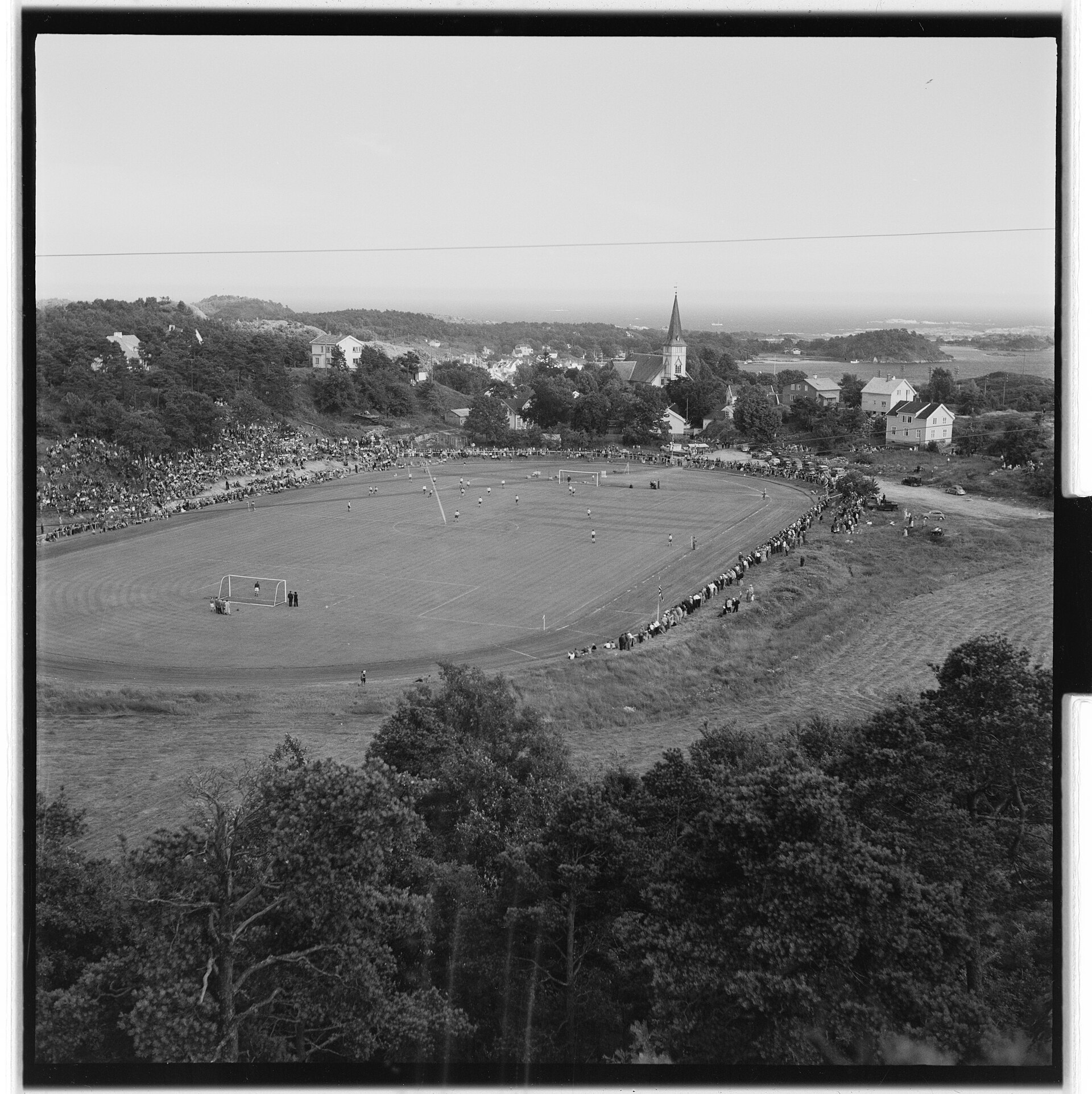 Bildet er hentet fra Arkivverket. Foto tatt i forbindelse med åpning av Grimstad Stadion. Jerv møtte Lyn i åpningskampen. Arkivinstitusjon : Riksarkivet Arkivnavn : Billedbladet NÅ Sted : Norge, Aust-Agder, Grimstad, Grimstad Emneord: Fotball, Idrettsanlegg Avbildet: